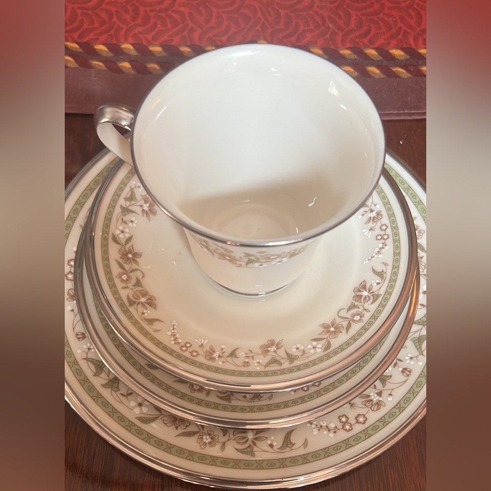 Lenox - 8 piece place setting of Fresh meadow